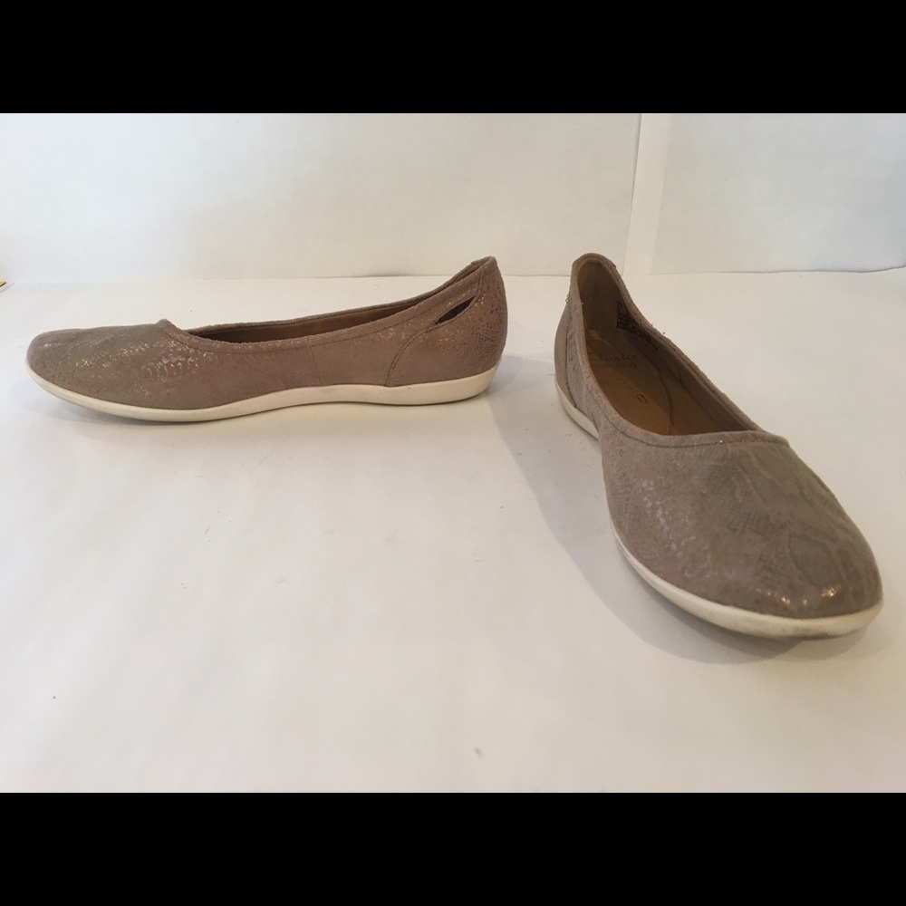 Clark’s size 8 flats.